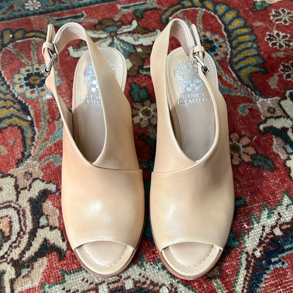 NEW VINCE CAMUTO NATTEY BEIGE LEATHER PEEP TOE SLINGBACK HEELS 6.5M. NO BOX